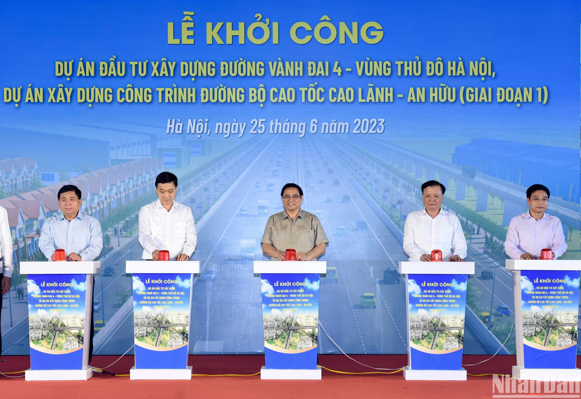 Các đại biểu thực hiện lễ khởi công dự án.