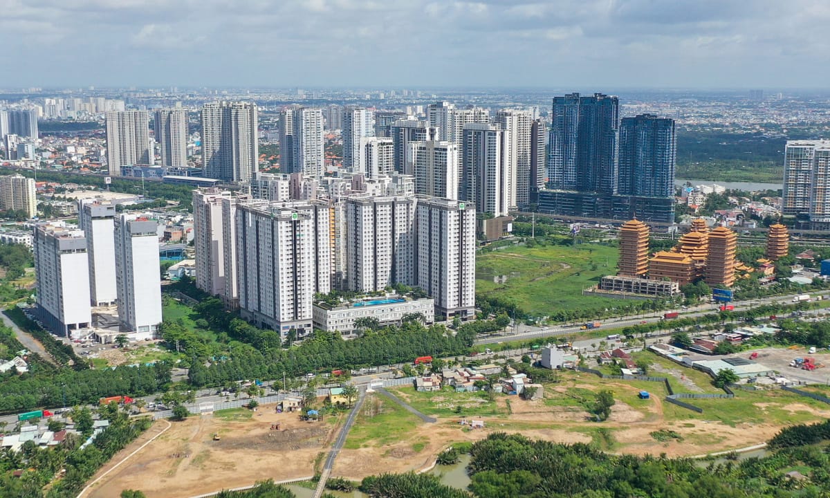 Giá nhà đất tăng đột biến cuối năm: Niềm vui của người bán, nỗi lo của người mua