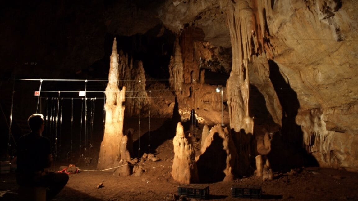 Khám Phá Một Hang Động Đá Cổ - Manot, Israel