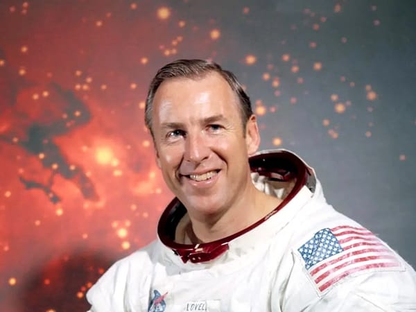 Phi hành gia James Lovell, người hùng của Apollo 13, đã qua đời.
