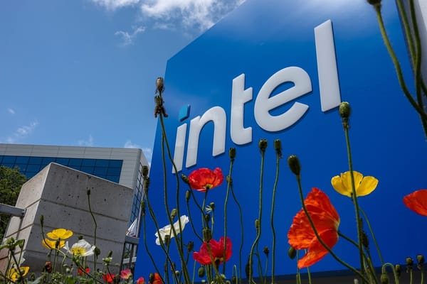 Trump muốn Mỹ nắm 10% cổ phần Intel, Sanders đồng ý.
